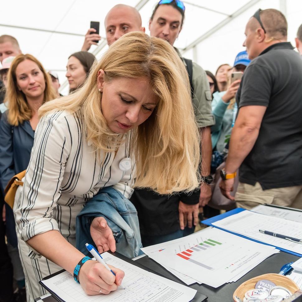 Zuzana Čaputová, prezidentka SR 12.7.2019 na festivale Pohoda podporila svojim podpisom petíciu Srdcom doma za možnosť voliť zo zahraničia.