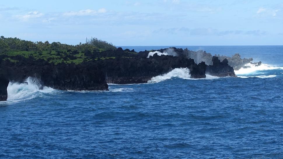 Vlny v parku Waiʻanapanapa na ostrove Maui. Autor: Ľubor Šešera, licencia: CC BY-SA 4.0.