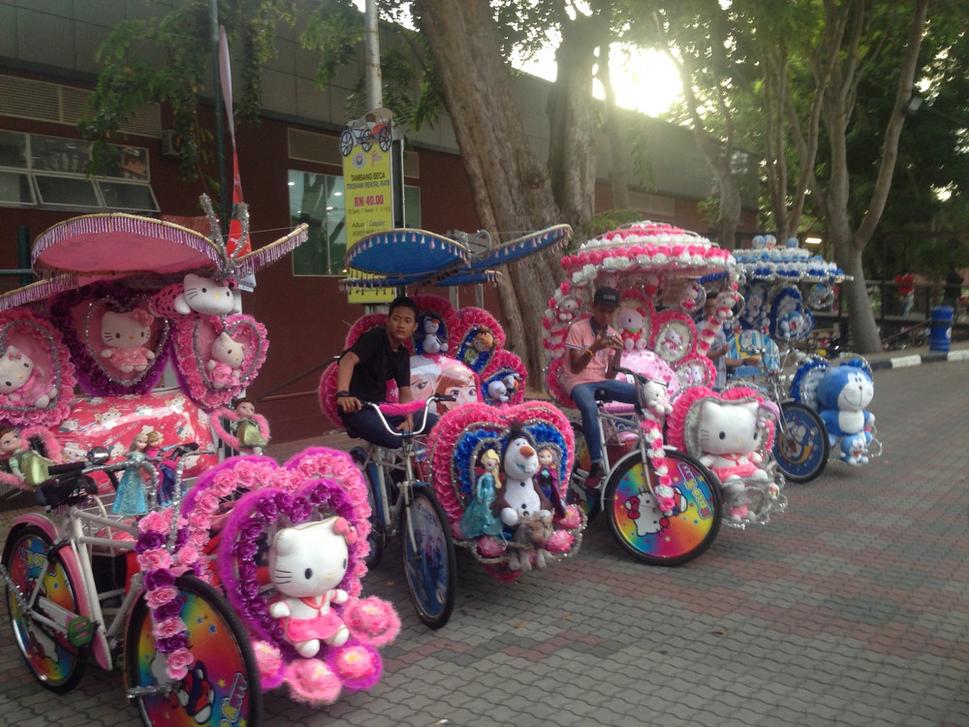 Po celej Melake sa premávali tieto bicykle, ktoré vozili zamilované páry a rodiny s deťmi. Všetky v nejkom štýle od Hello Kitty, cez kvety až po Spidermana a Hviezdne vojny. Jeden chlapec sa až hádzal o zem, keď mu rodičia nedovolili odviesť sa v tej so Spidermanom.