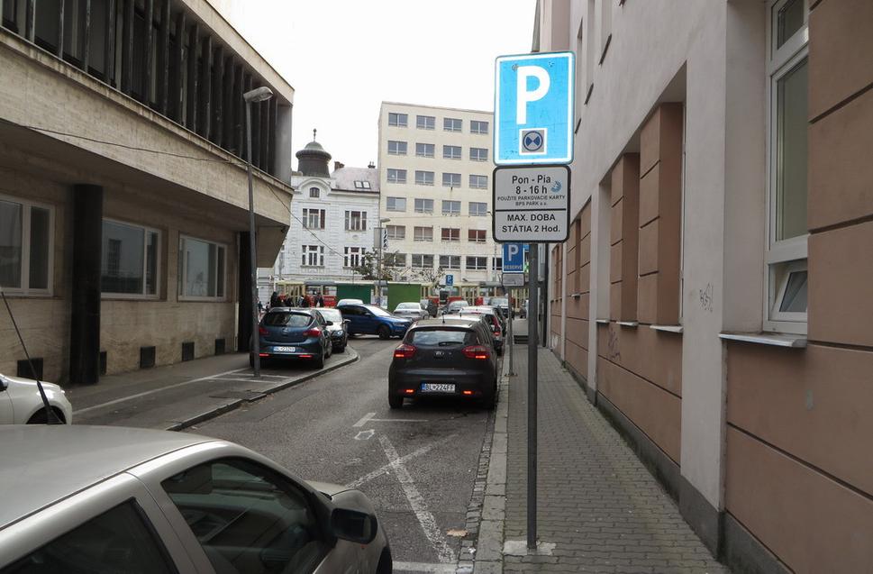 Fotografia voľného parkovacieho miesta.