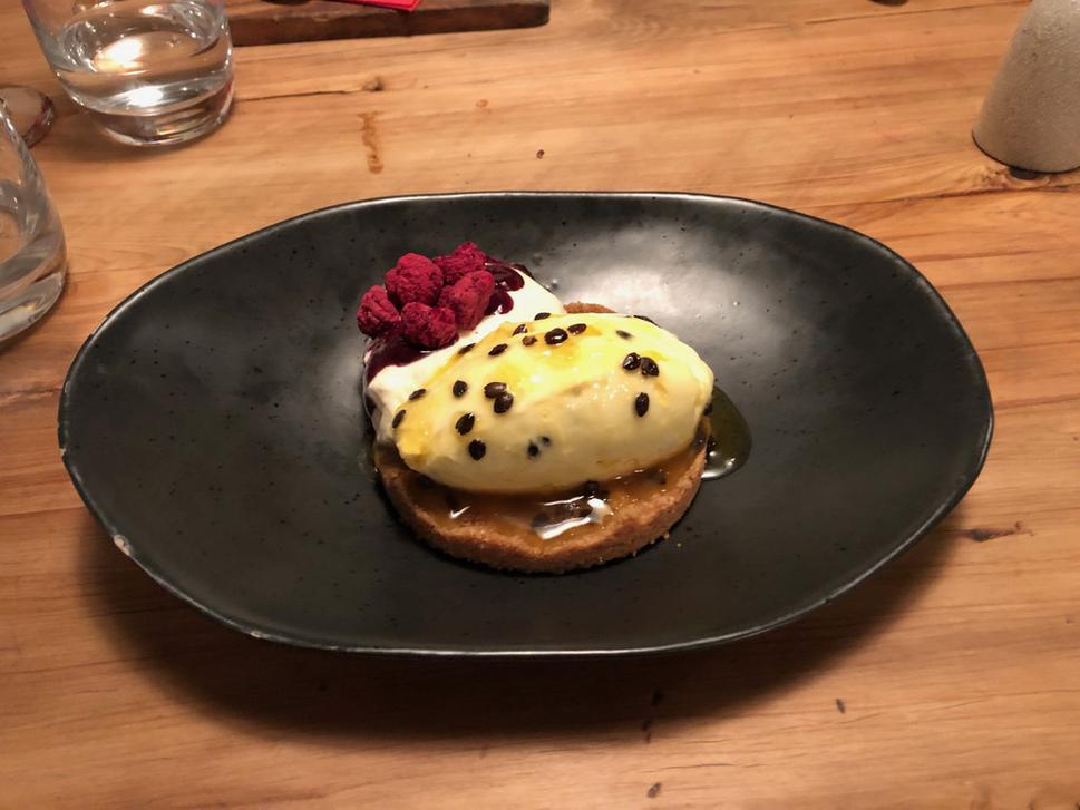 Neodolali sme ani dezertu. Pôvodne som chcel tiramisu, ktoré sa už ušlo len Martinovi, tak som si objednal obyčajne znejúci mango chesecake. A nakoniec sme vyhodnotili, že tento dezert bol najlepší