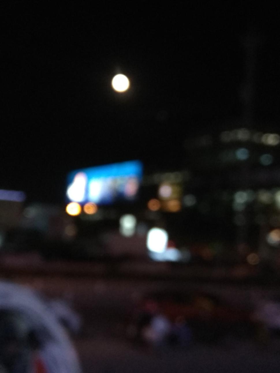 Aj keď je fotografia rozmazaná (schválne), obrovský mesiac je jasne viditeľný.