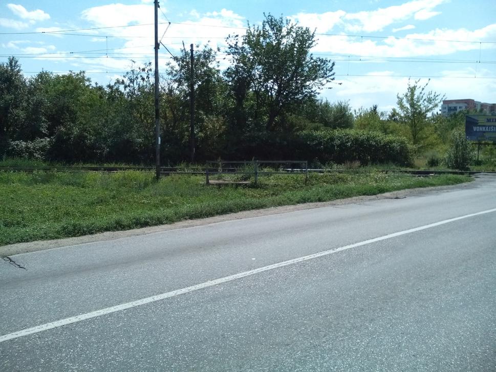 malý železničný mostík nad bočným ramenom kanála pri trati na ŽST ÚNS