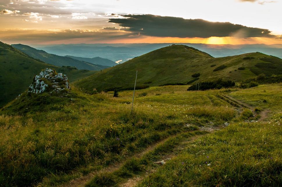 Stúpame od sedla, slnko je za oblakmi