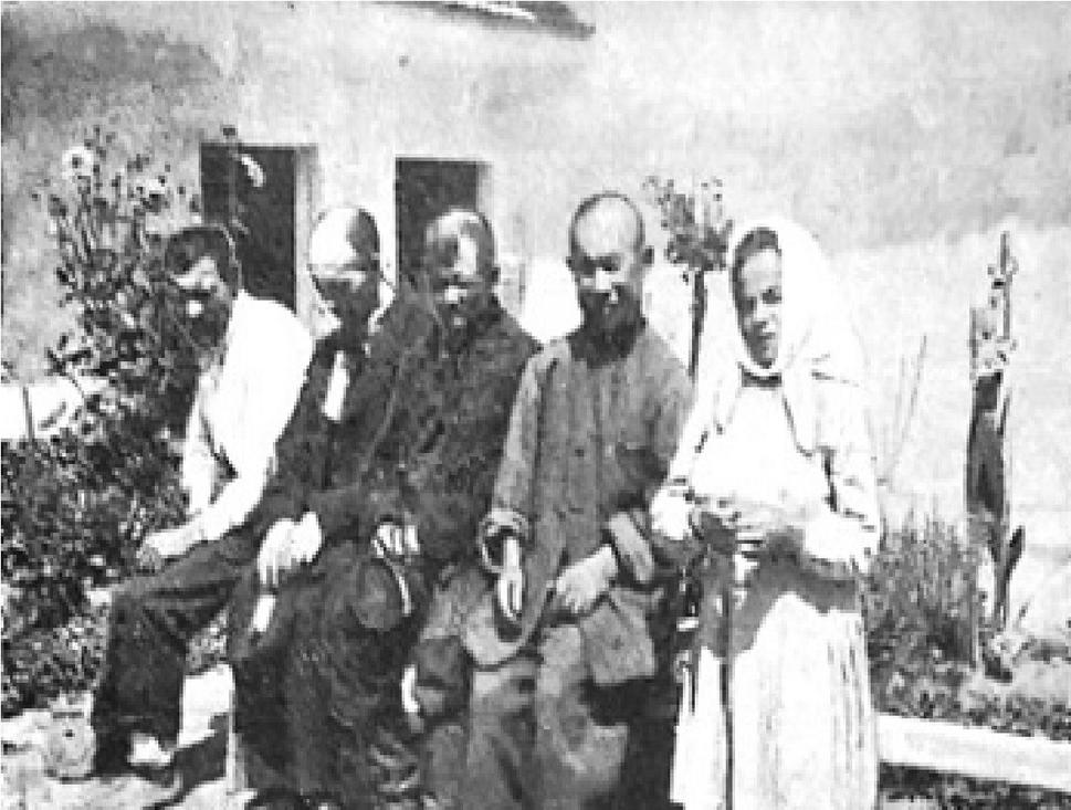 Skupinka ľudí, trpiacich endemickým kreténizmom. Bežný výjav zo života na Žitnom ostrove. Zdroj: Bratislavské lekárske listy, rok 1935.