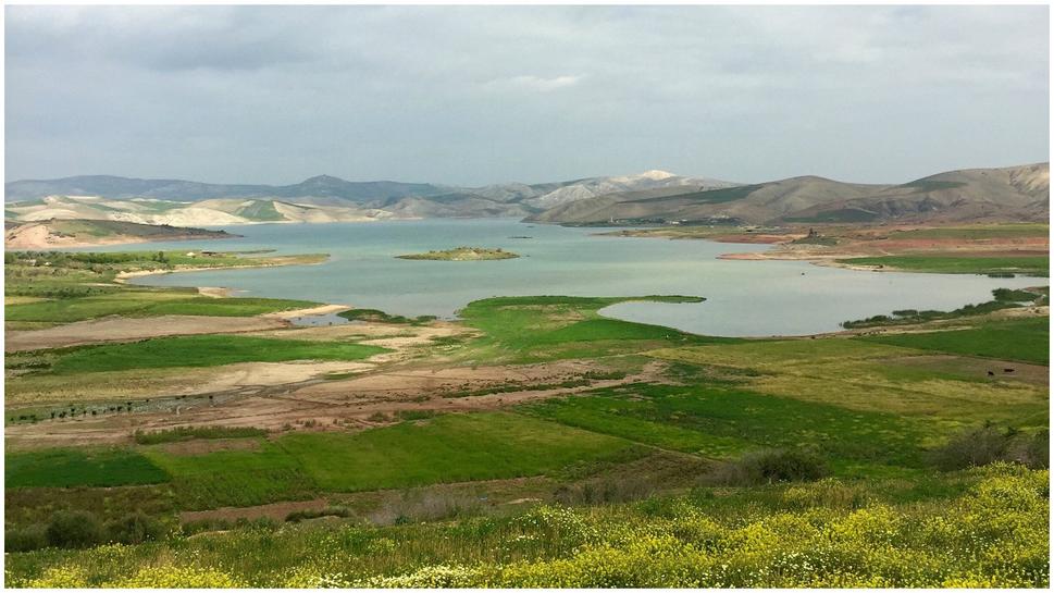 Krátka zastávka na ceste do Volubilis pri jazere, ktoré je vizuálnym zážitkom samo o sebe.