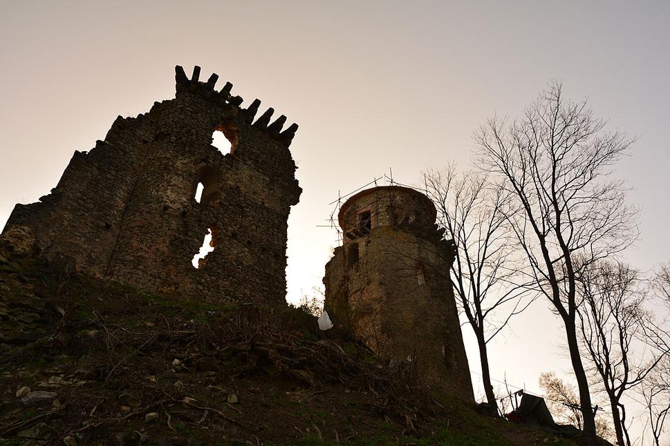 vľavo palác s kaplnkou napravo hradná veža