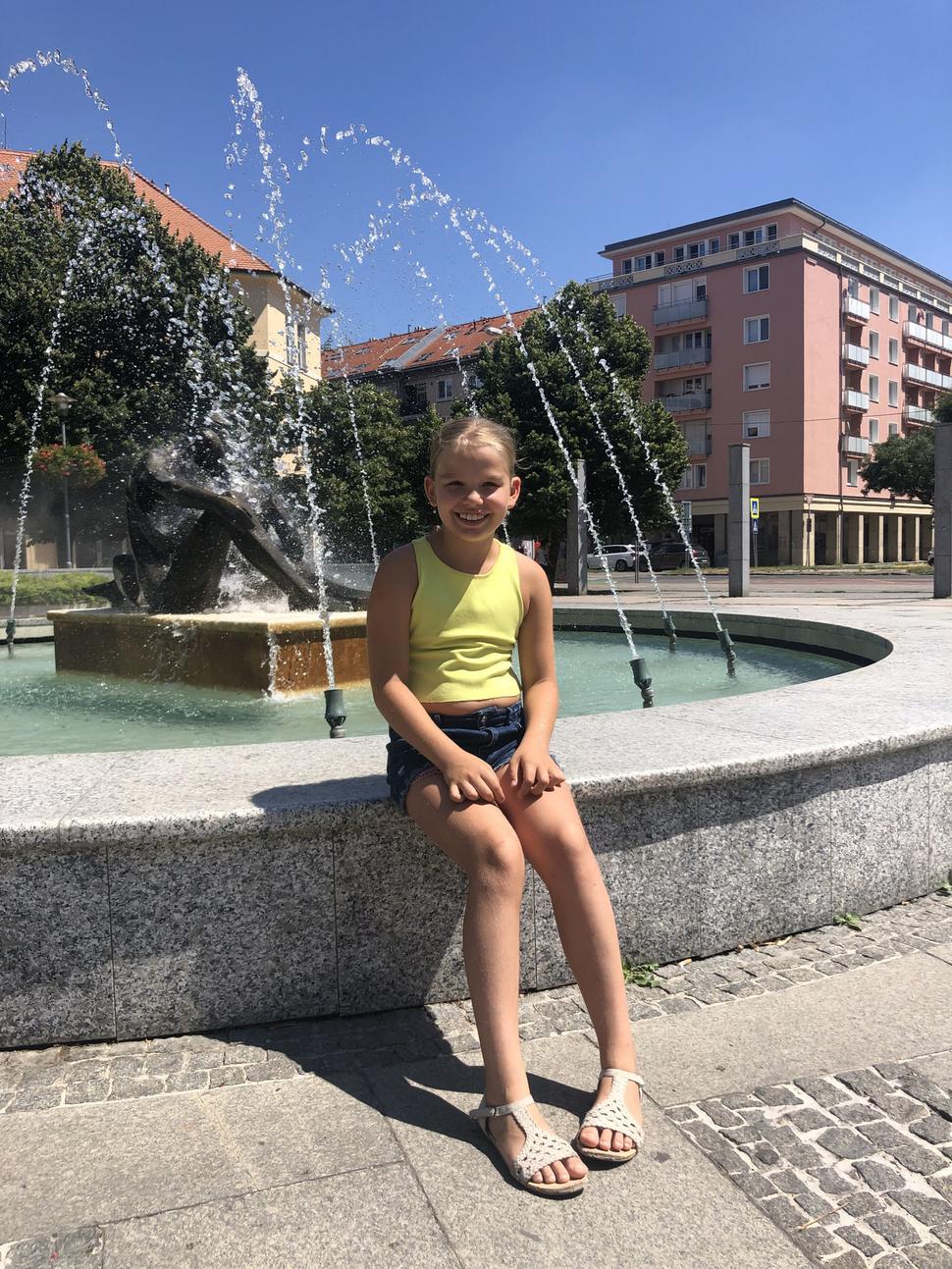 Fontána milencov je od sochára Alexandra Trizuljaka a odhalená bola v roku 1960. Fontána je centrom námestia a vytvorená je na priesečníku línii bývalého hotela Dukla a obytných domov typickej ružovej farby