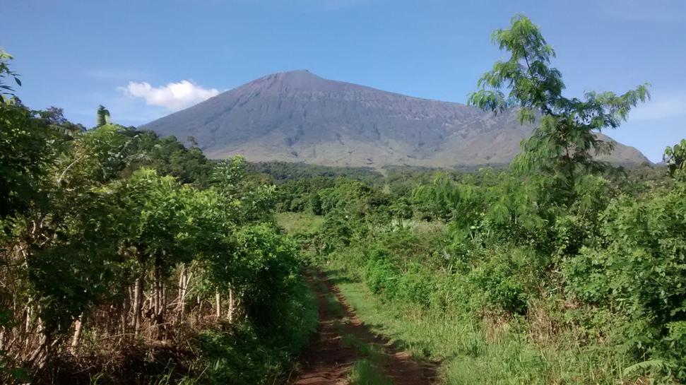 Najvyšší vrch Lomboku - Rinjani (3726 m.nm.)