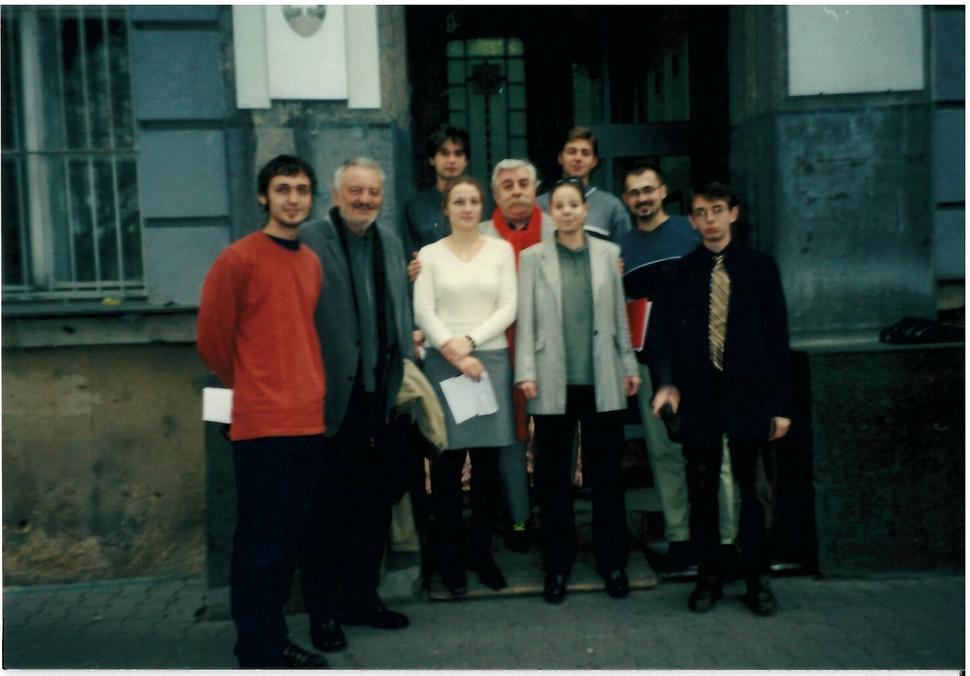 Pred vstupom fakulty, Gondova u. Zľava Anton Kozoň, pán Lasica, Marek Paulík, Renáta Králiková, pán Satinský, Michal Považan, Kristína... odpusti mi, nepamätám si priezvisko, Peter Laťák a celkom vpravo ja, o cca 10-15 kilogramov mladší a voľajaký smutný.