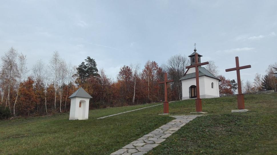 Kalvária zo začiatku 19. storočia v typickom klasicistickom štýle.