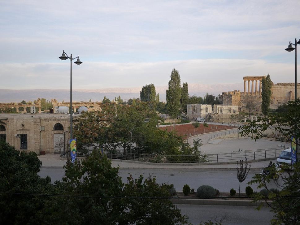Výhľad na časť Jupiterovho chrámu v Baalbaku z okna hotela Palmyra