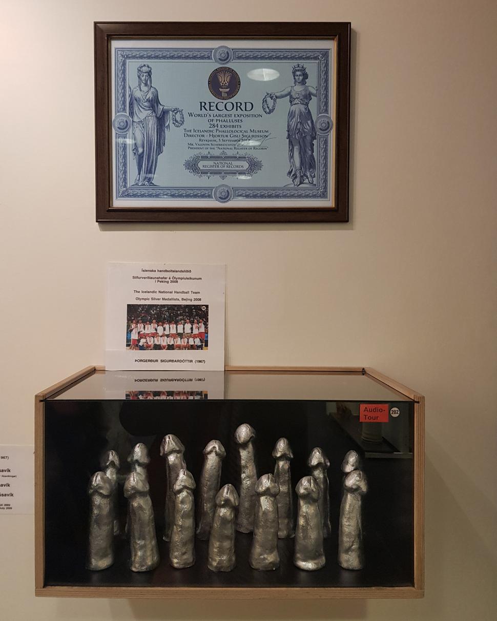 Islandský národný hádzanársky tím venoval sadrové artefakty ich nástrojov do múzea.