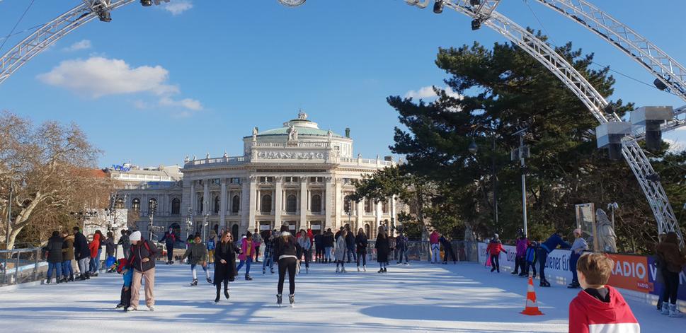 Výhľad z ľadu na Burgtheater.