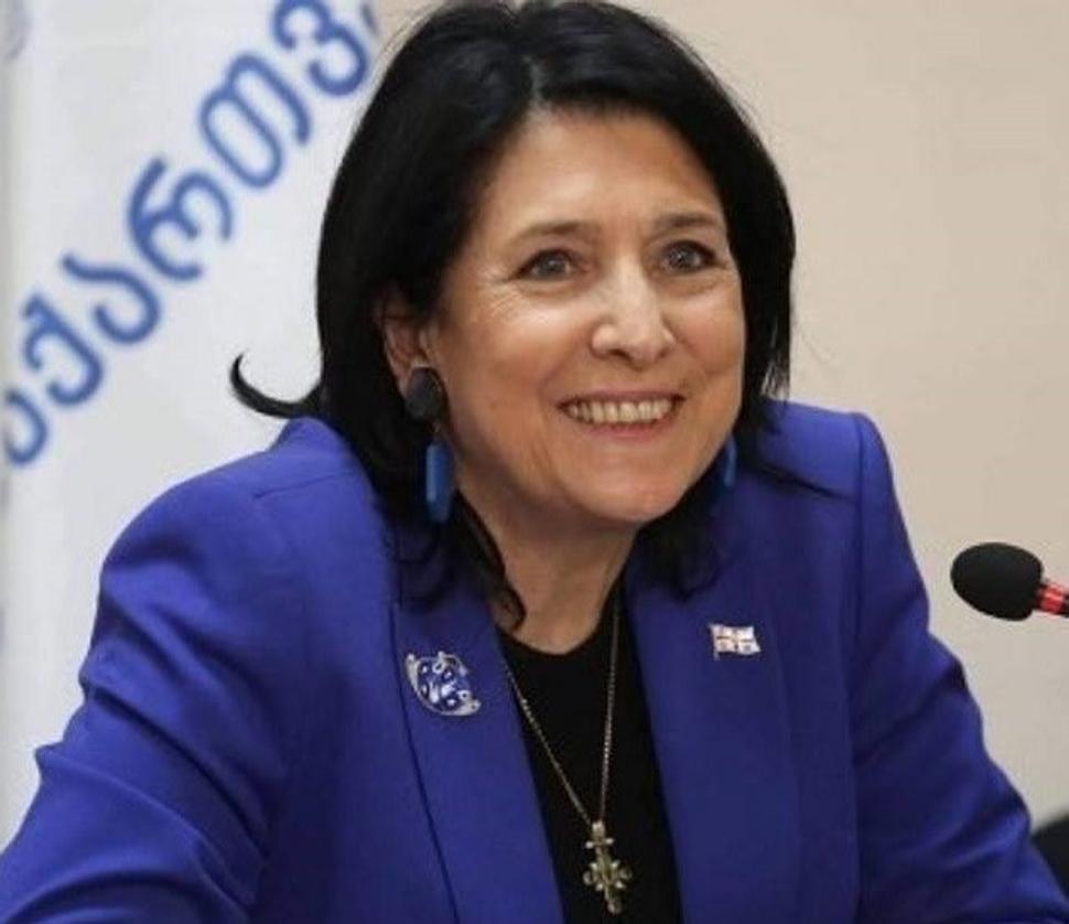Šperky z dielne Ikorta nosí aj Salome Zurabišvili, súčasná prezidentka Gruzínska. Modro-bielu brošňu vyrábala samotná Maci.