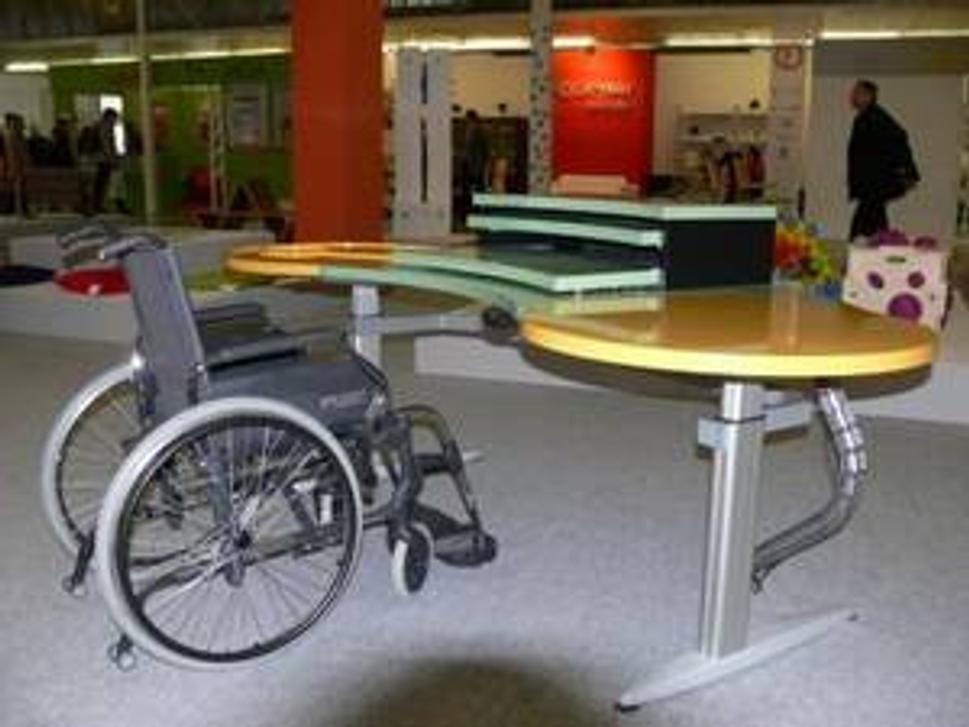 Pracovný stôl pre telesne handicapovaných