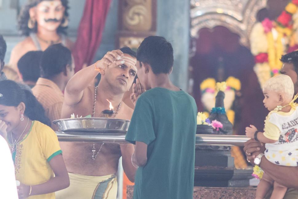 Uprostred jaskyne je postavený hinduistický chrám, v ktorom neustále prebiehajú náboženské obrady