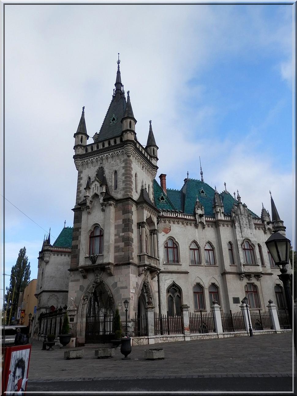 Jakabov palác pri stanici