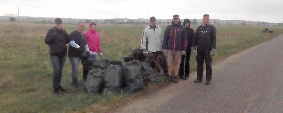 Rozdelili sme sa na dve partie a pustili sme sa do naprávania krívd voči našej prírode. Prvá skupina začala na čele a druhá na päte mesta. Pravidelne sa zapájajú aj jednotlivci. Všetkým patrí úcta aj vďaka, že im nezodpovednosť druhých nie je ľahostajná.