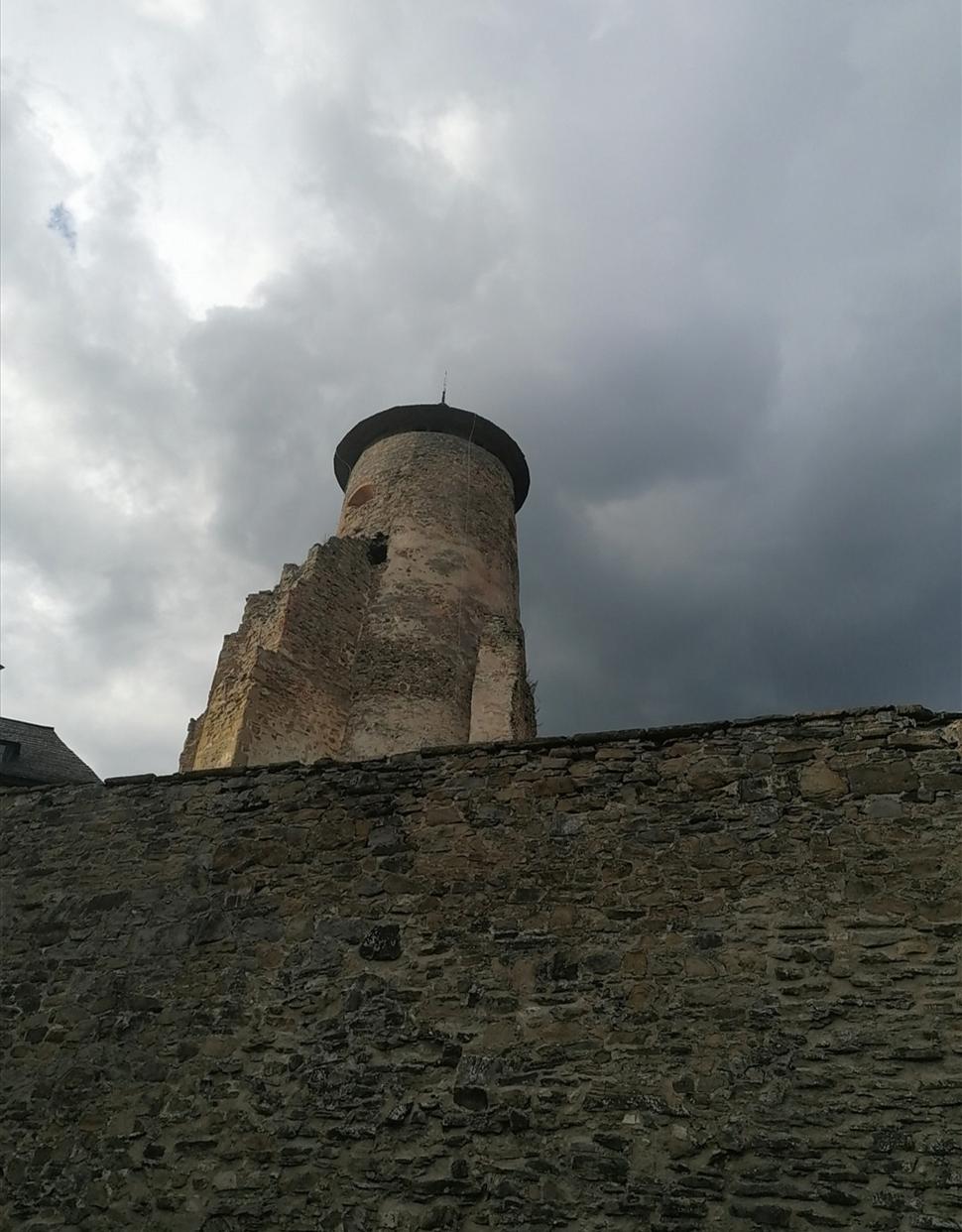 Za hradbami sa čnie veža...