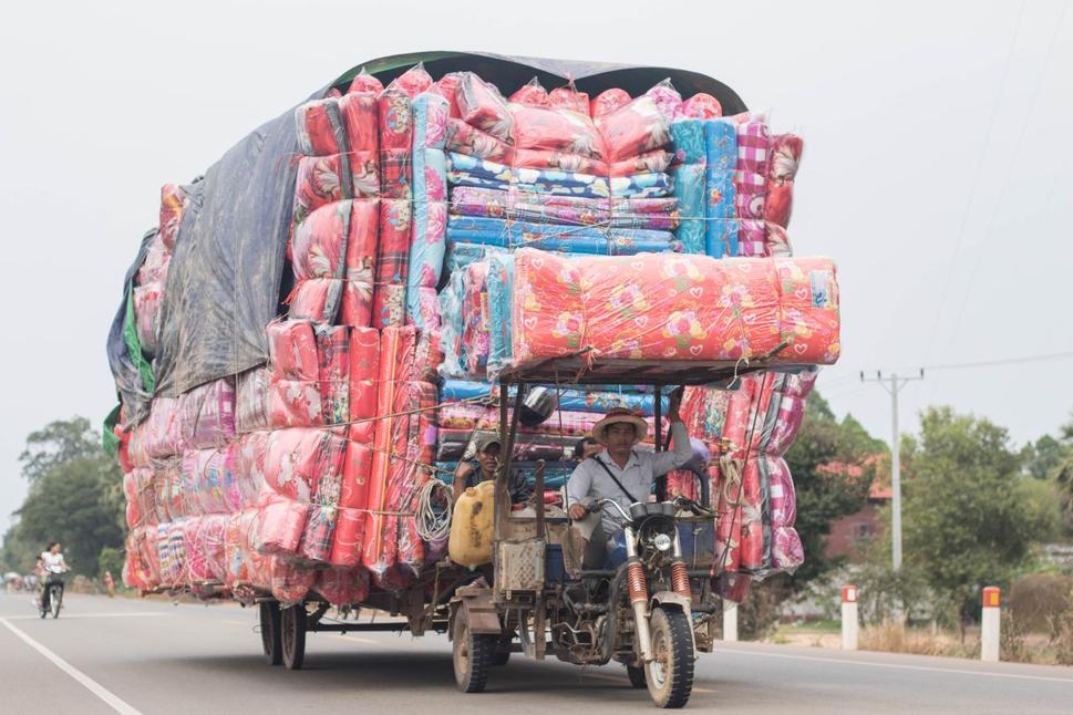 Tohto borca na obloženom tuk tuku na prasknutie sme stretli cestou do Phnom Penhu