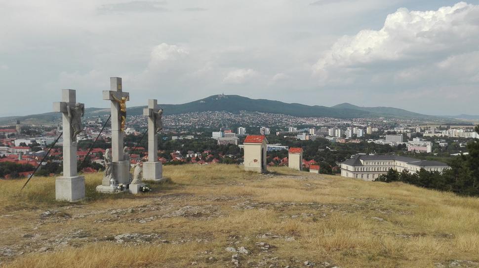 Výhľad na Nitru a protiľahlý Zobor.