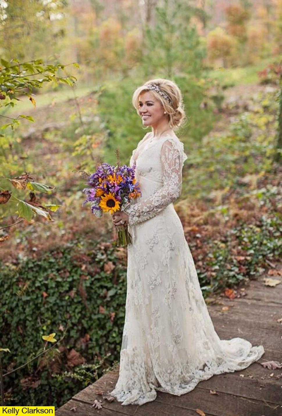 Obrázok z: http://hollywoodlife.com/2013/10/21/kelly-clarkson-wedding-dress-photo/