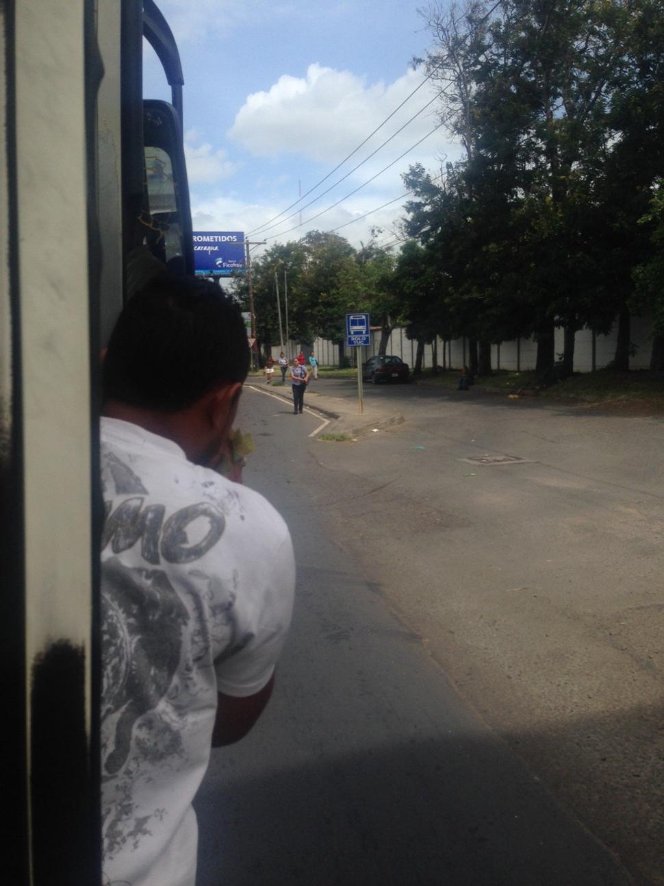 Okrem vodiča v autobuse funguje, ja ho nazvem náborár, ktorý na stanici vykrikuje, kam autobus ide, aby všetci vedeli, a potom za jazdy to vykrikuje z autobusu, aby asi nalákal viac ľudí. To vykrikovanie by som prial zažiť všetkým, je to vtipné, už majú vytvorené také pokriky ako na futbale.