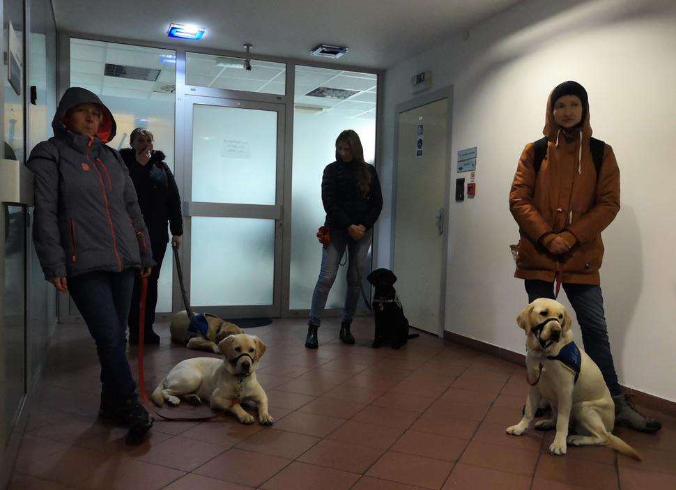Eliška počas tzv.cvičáku (vpravo) s vychovávateľkou Zuzkou