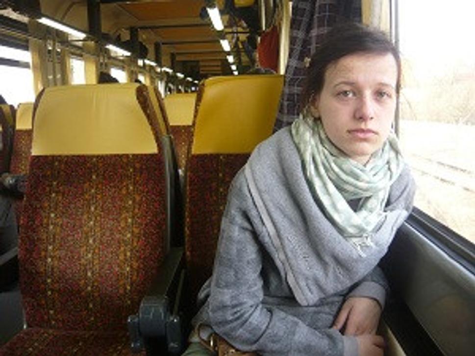 Gabika,znudená (alebo nahnevaná?) vo vlaku na ceste do Brna