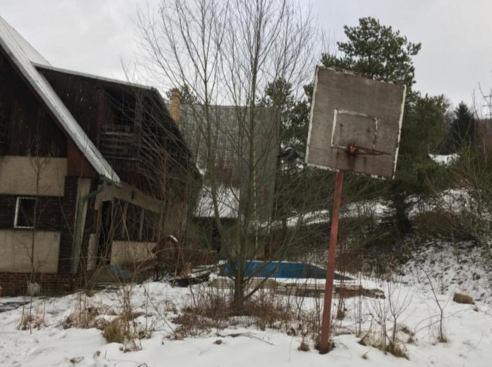 nefunkčný basketbalový kôš