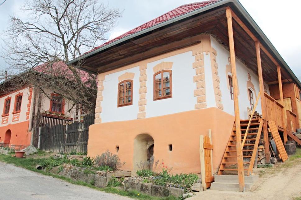 Šikovní ľudia z Alter Nativa v obci opravili niekoľko budov, vybudovali pec na pečenie chleba, chystajú sa opraviť ďalší dom a vybudovať tam komunitné centrum.
