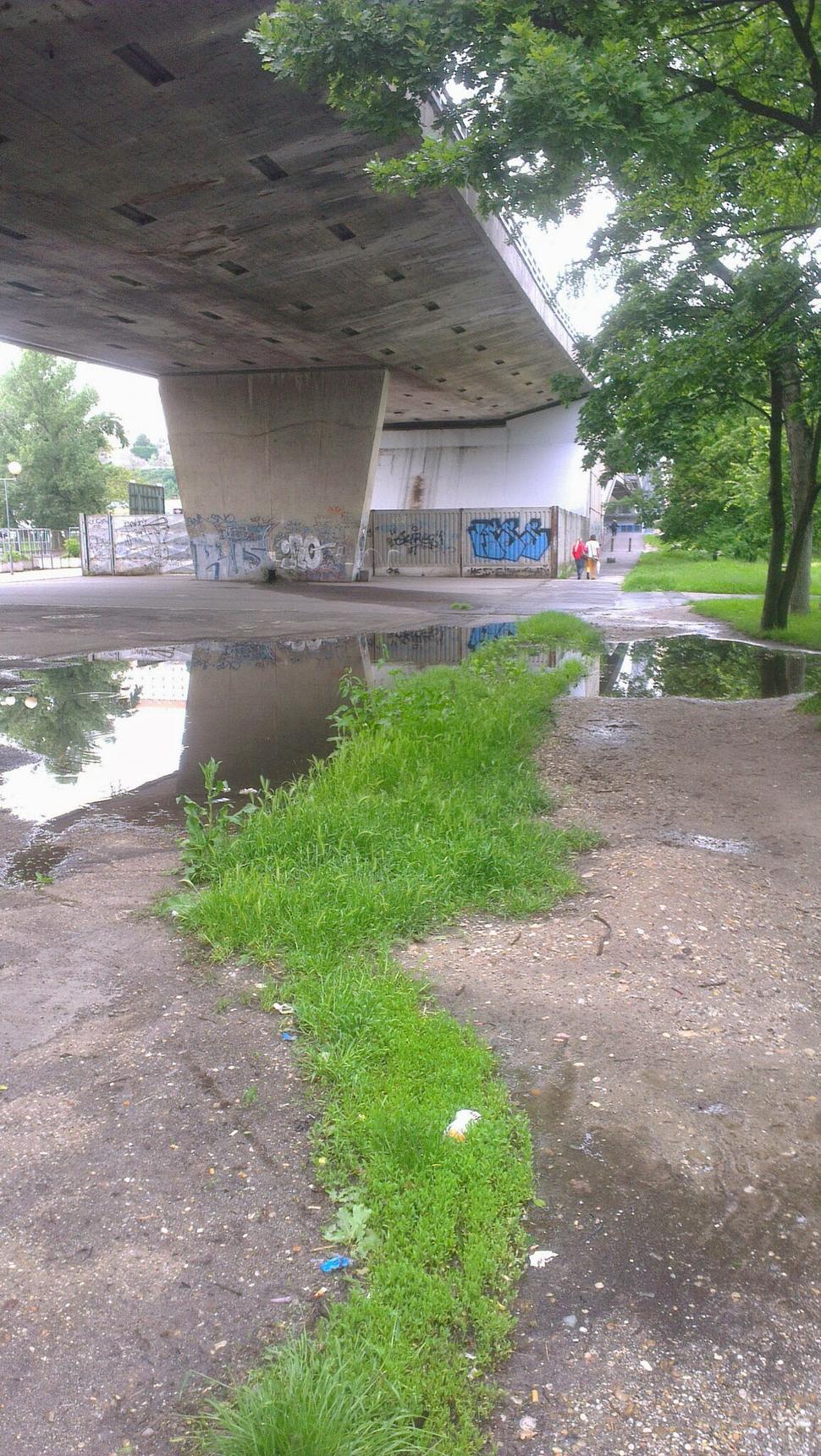 Petržalská strana mostu, teda vlastne predĺženie centra, nadväzuje na sad a Aupark takto. Nikomu to roky nevadí, pritom ide o rušné miesto