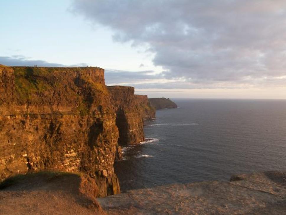 Cliffs of Moher sú najvyššie útesy v Írsku. (vysoké 200 metrov)