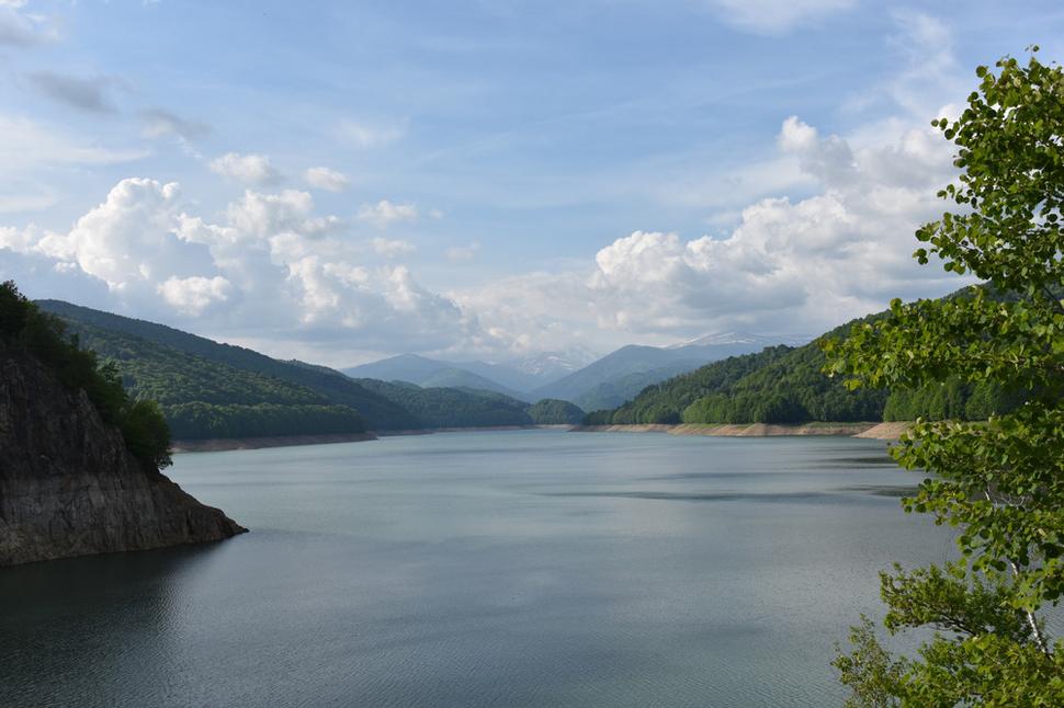 priehrada Lacul Vidraru a vzadu najvyššie pohorie Rumunska