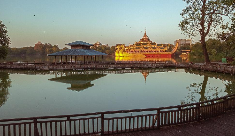 Kandawgyi Lake