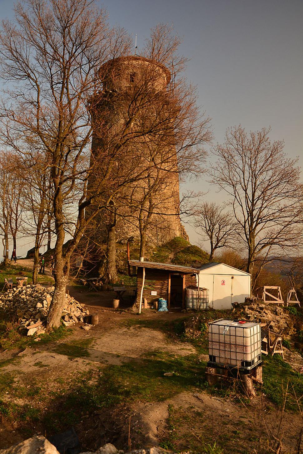 hradná veža na pravo ako je drevený domček stála hradná kuchyňa