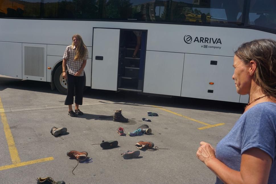 Komár vyhadzuje ničnetušiacim cestujúcim pahorky . V hesle: " Zachráňme ovzdušie v autobuse."