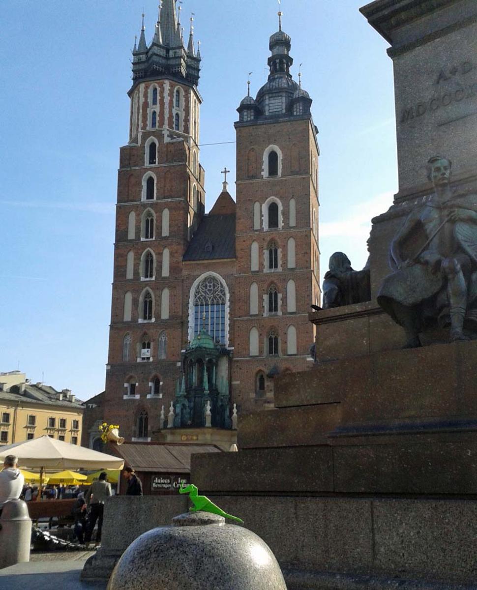 Bazilika Sv Márie na námestí Rynek Glovny a origami.