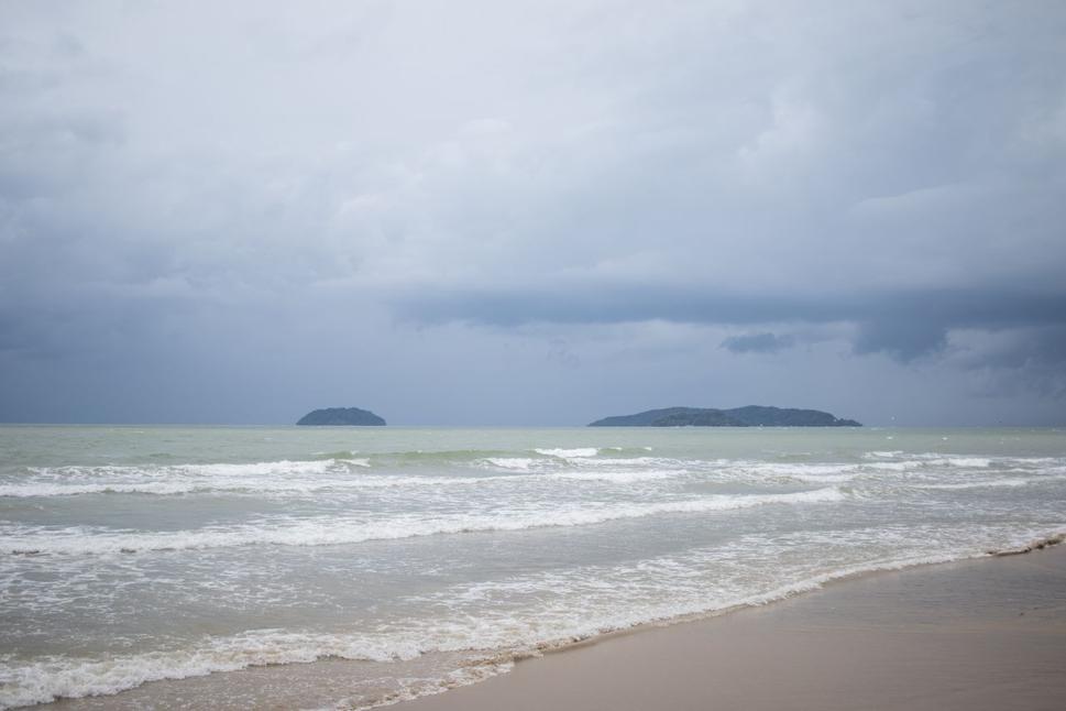 Tanjung Aru Beach, kebyže cúvnem o pár krokov dozadu, tá fotka by vyzerala inak :/