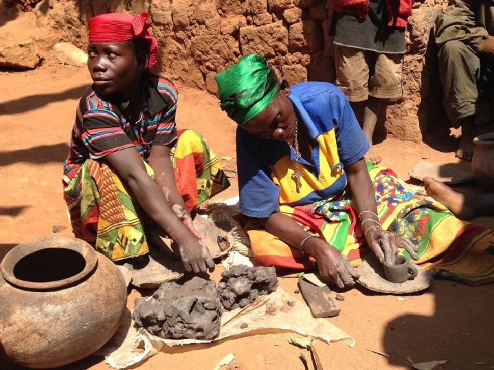 Pygmejské ženy v severnej časti Burundi živia rodinu výrobou nádob a šálok