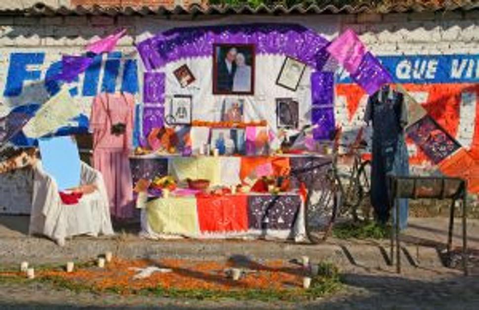 Typický "dušičkový" oltár na jednej z ulíc v Chapale. Všimnite si bicykel, kreslo, fotoaparát ...
