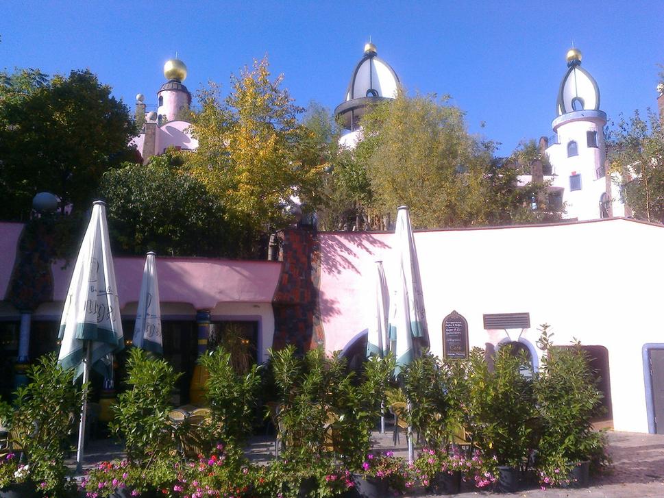 "Je to oáza pre ľudskosť a prírodu v mori racionálnych domov." F.Hundertwasser