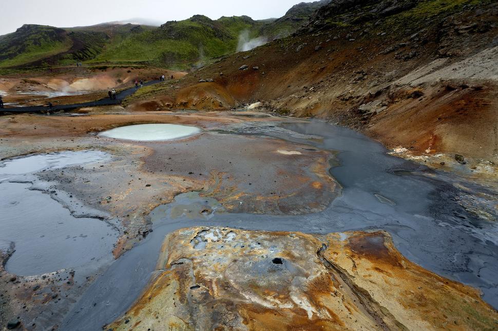 Horúci prameň Krýsuvík. Treba byť opatrný, v okolí jazierok je zvýšená koncentrácia oxidu uhličitého a sírovodíka.