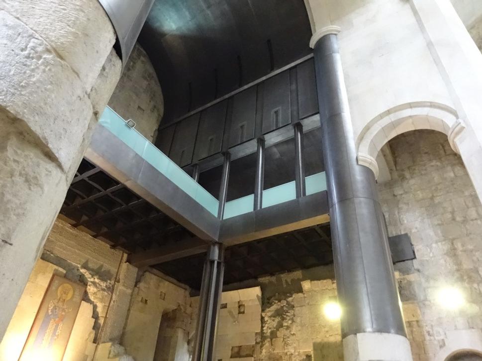 Interiér Bagrati, kde sa snúbi história so súčasnosťou