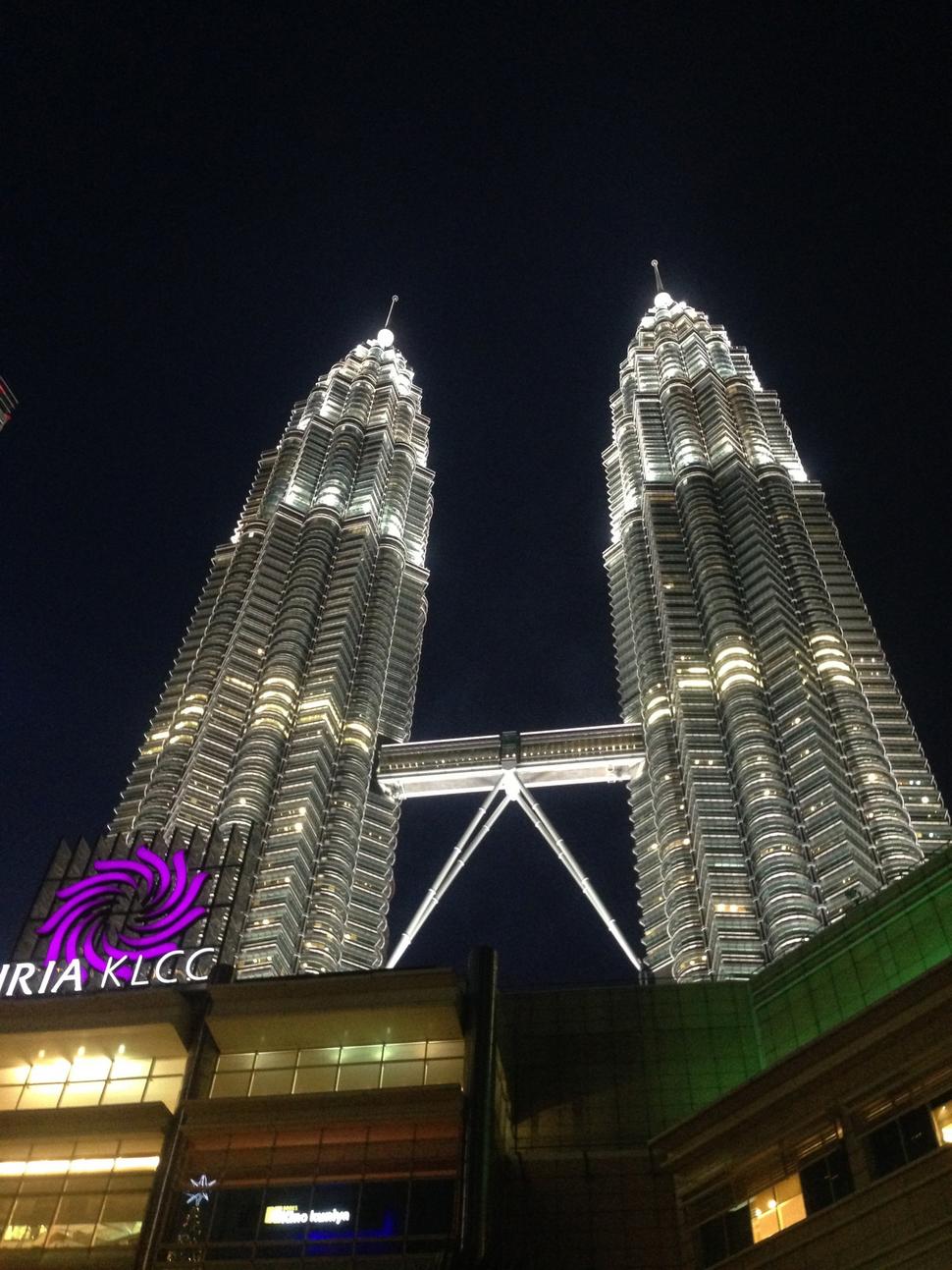 A krásne nasvietené Petronas Towers za tmy. Vianočný stromček sa mi do záberu už nevošiel, ale aj v tejto moslimskej krajine slávia Vianoce. Ale bez darčekov.