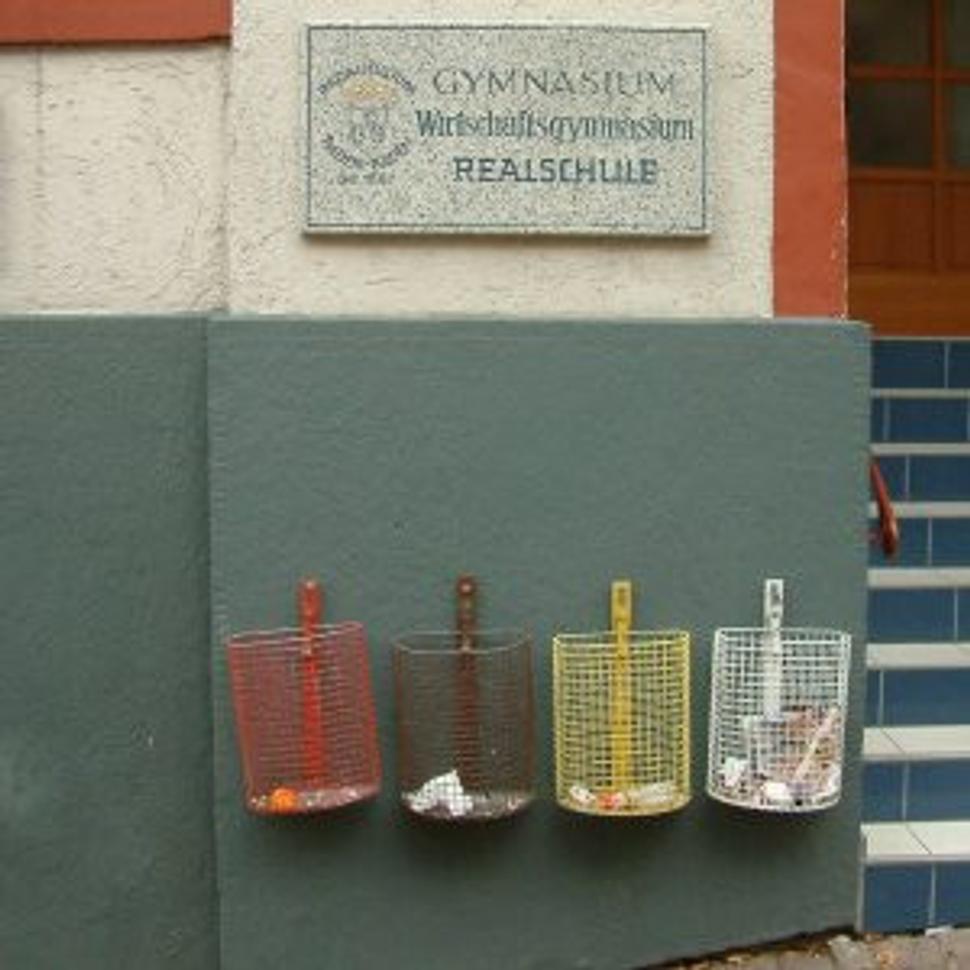 Triedenie odpadu má mnoho podôb. Táto je z istej strednej školy v mestečku Baden-Baden