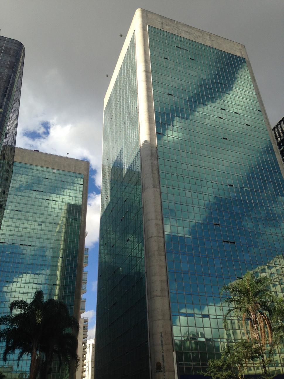 Ukážka architektúry administratívnych budov na Avenida Paulista