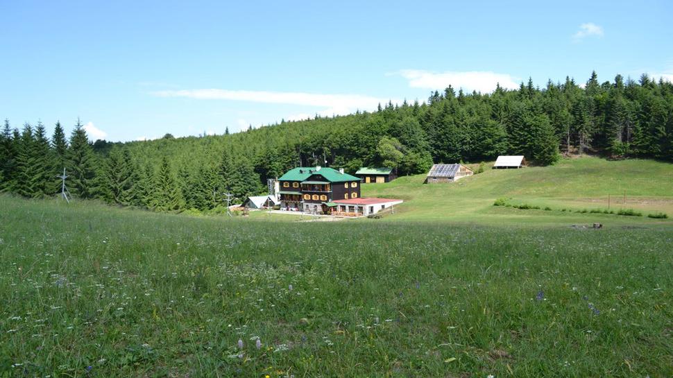 Chata pod Hrbom.Fotené už pri stúpaní na Hrb.