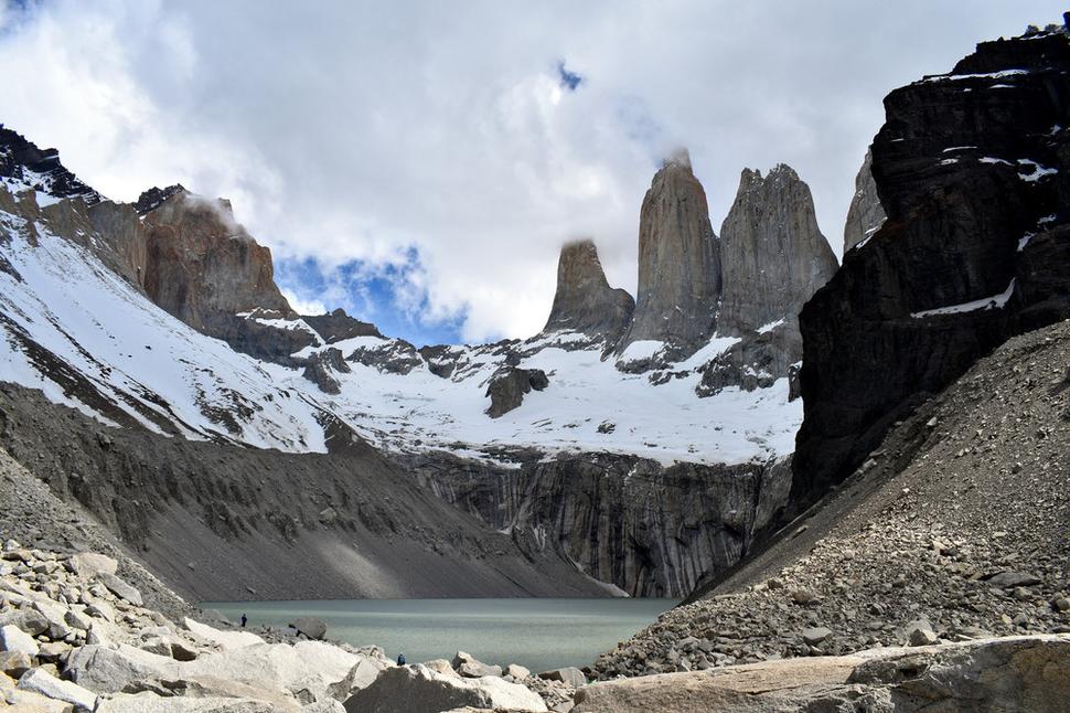 Torres del Paine - vľavo dole pri vode je maličký tieň (postava), to Vám dá perspektívu, ako veľké tie veže sú